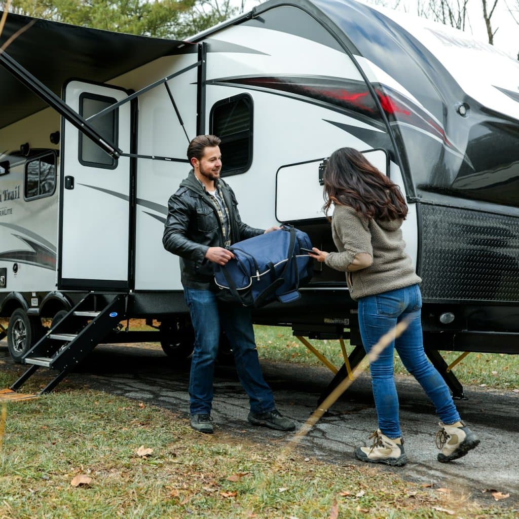 Two-people-unloading-an-RV-at-a-campground-9R4ghJq0Fe8-unsplash__FocusFillMaxWyIwLjQwIiwiLTAuMDUiLDEwMjQsMTAyNF0_QualityWzg1XQ.jpg