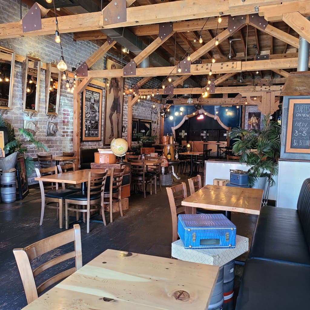 The-Vault-restaurant-in-Cloverdale-Surrey-BC__FocusFillMaxWyIwLjI3IiwiLTAuMDUiLDEwMjQsMTAyNF0_QualityWzg1XQ.jpg